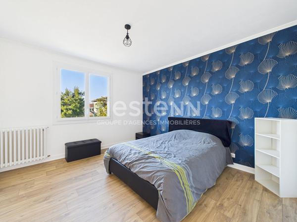 A vendre à Arpajon Sur Cère, sur terrain clos et arboré de 680 m², maison de type 5 avec garage