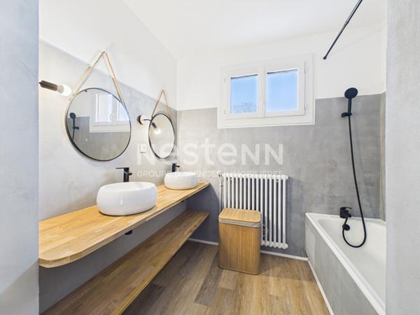 A vendre à Arpajon Sur Cère, sur terrain clos et arboré de 680 m², maison de type 5 avec garage