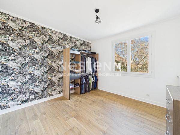 A vendre à Arpajon Sur Cère, sur terrain clos et arboré de 680 m², maison de type 5 avec garage