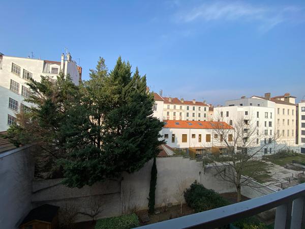 VILLEURBANNE ENTRE BELLECOMBE ET GRATTE CIEL - T3 D'ENVIRON 63.57 m2 AVEC BALCON ET CAVE