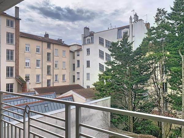 VILLEURBANNE ENTRE BELLECOMBE ET GRATTE CIEL - T3 D'ENVIRON 63.57 m2 AVEC BALCON ET CAVE