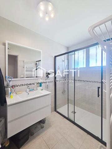 Plain-pied fonctionnel avec extérieur et emplacement idéal.