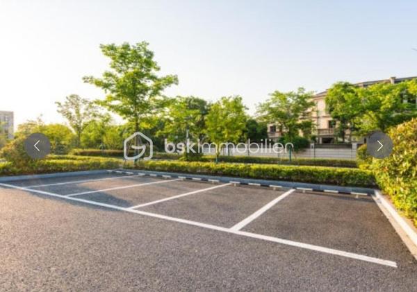 Place de stationnement extérieur
Très proche de la gare d'Auray,
Place de parking extérieur dans une résidence sur la commune de brech avec une barre de sécurité et un accès facile.
Vous pourrez déposer votre voiture et rejoindre la gare d'Auray rapidement.
Idéal investisseur qui souhaite louer cette place le parking recherchée.
Taxe foncière 15€ par an .
Charges copropriété 12€ par an
(Photo non contractuelle)