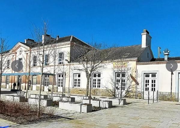 Place de stationnement extérieur
Très proche de la gare d'Auray,
Place de parking extérieur dans une résidence sur la commune de brech avec une barre de sécurité et un accès facile.
Vous pourrez déposer votre voiture et rejoindre la gare d'Auray rapidement.
Idéal investisseur qui souhaite louer cette place le parking recherchée.
Taxe foncière 15€ par an .
Charges copropriété 12€ par an
(Photo non contractuelle)