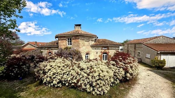Vente                                                      Propriété
                        
                     10 pièces                      440 m2                     à Coutras