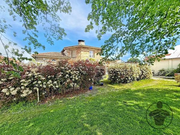 Vente                                                      Propriété
                        
                     10 pièces                      440 m2                     à Coutras