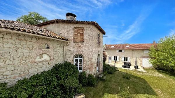 Vente                                                      Propriété
                        
                     10 pièces                      440 m2                     à Coutras