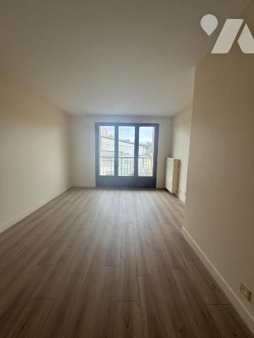 Sur la commune de MONTREUIL (93100) appartement de 2 pièces principales (cave et parking sous-sol)