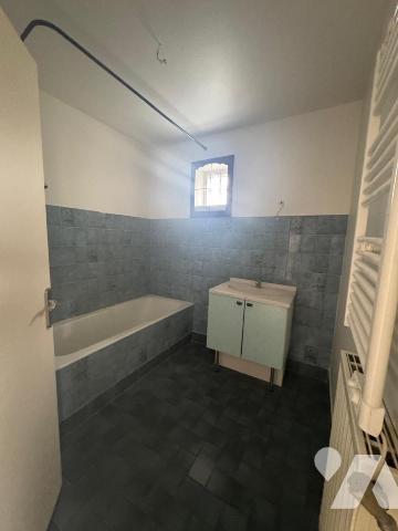 Sur la commune de MONTREUIL (93100) appartement de 2 pièces principales (cave et parking sous-sol)