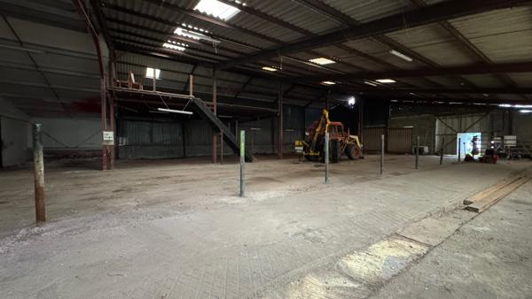 Saint-Martin-du-Puy (58140) Entrepot de 800 M2 sur 11135 M2 de terrain