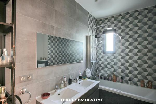 CENTRE VILLE MAIRIE MAGNIFIQUE MAISON MEULIERE ENTIEREMENT RENOVEE DPE C 5 PIECES 3 CHAMBRES S/SOL TOTAL JARDIN 300M2