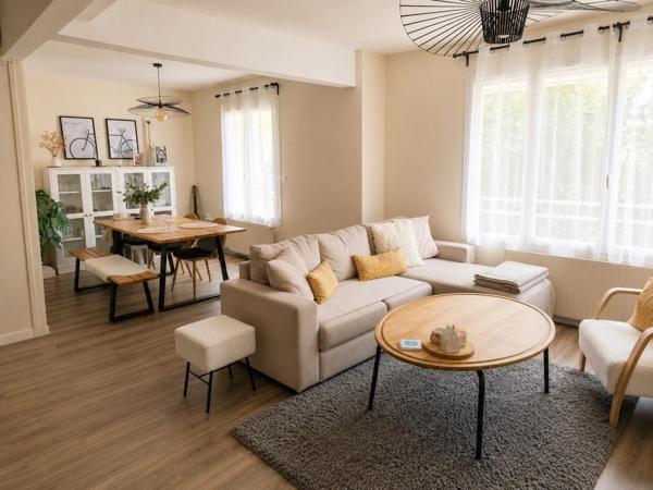 Un appartement spacieux, lumineux et parfaitement entretenu, à deux pas de toutes les commodités.