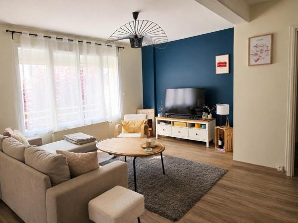 Un appartement spacieux, lumineux et parfaitement entretenu, à deux pas de toutes les commodités.