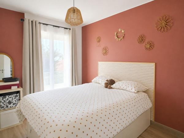 Un appartement spacieux, lumineux et parfaitement entretenu, à deux pas de toutes les commodités.