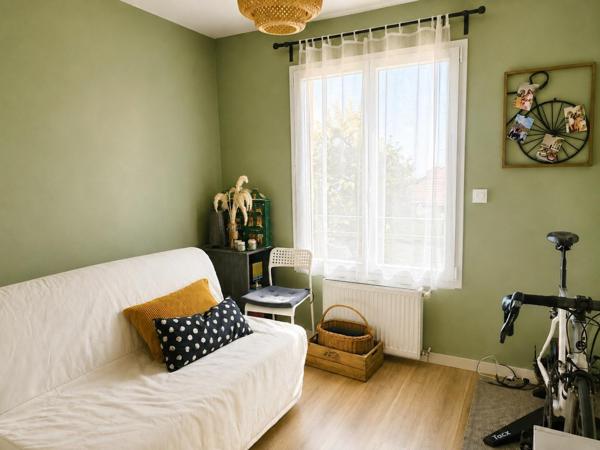 Un appartement spacieux, lumineux et parfaitement entretenu, à deux pas de toutes les commodités.