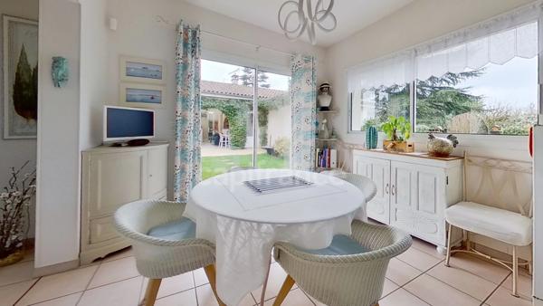 Maison 4 chambres, piscine, double garage, terrain clos 2189m2 à MARMANDE (47)