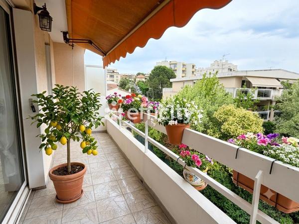 Appartement
         4 pièces
        - 82 m² 360 000 € *