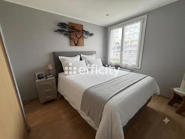 Appartement
         4 pièces
        - 82 m² 360 000 € *