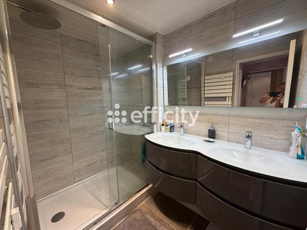 Appartement
         4 pièces
        - 82 m² 360 000 € *