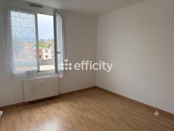 Appartement
         4 pièces
        - 82 m² 360 000 € *
