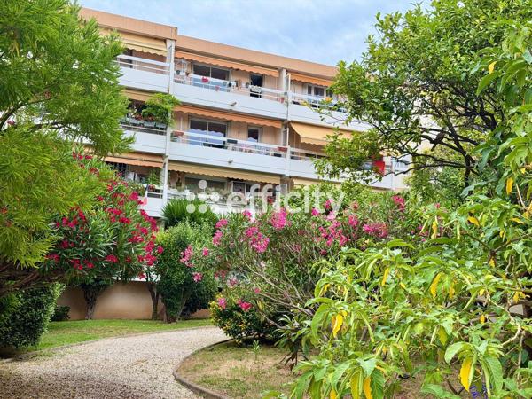 Appartement
         4 pièces
        - 82 m² 360 000 € *