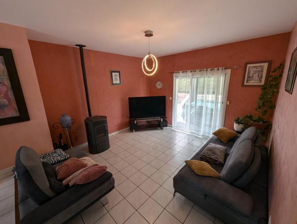 Rare à St Bonnet de Mure le Haut : maison plain-pied 6 pièces avec piscine, pergola bioclimatique et véranda