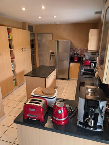 Rare à St Bonnet de Mure le Haut : maison plain-pied 6 pièces avec piscine, pergola bioclimatique et véranda