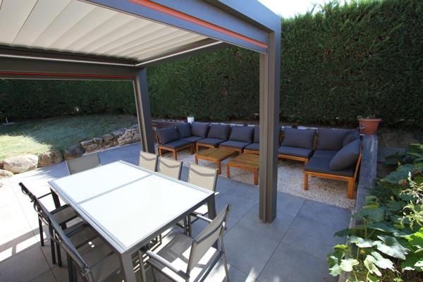 Rare à St Bonnet de Mure le Haut : maison plain-pied 6 pièces avec piscine, pergola bioclimatique et véranda