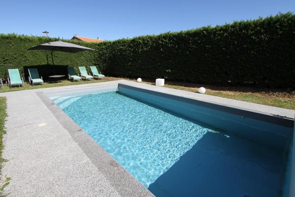 Rare à St Bonnet de Mure le Haut : maison plain-pied 6 pièces avec piscine, pergola bioclimatique et véranda
