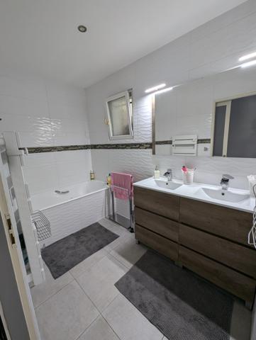 Rare à St Bonnet de Mure le Haut : maison plain-pied 6 pièces avec piscine, pergola bioclimatique et véranda