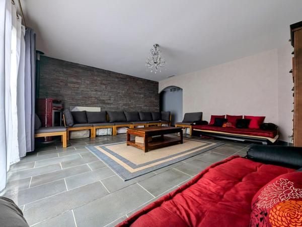 Rare à St Bonnet de Mure le Haut : maison plain-pied 6 pièces avec piscine, pergola bioclimatique et véranda