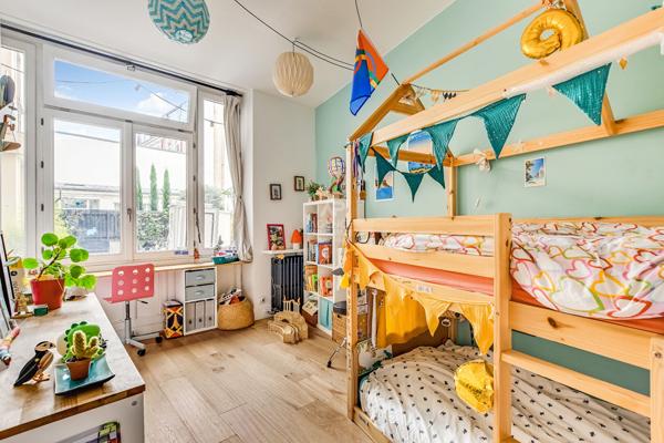 PARIS 9EME - METRO POISSONNIERE - RUE SEMARD / ANCIEN ATELIER-LOFT 1 100 000 € **  - Référence  6834-SB