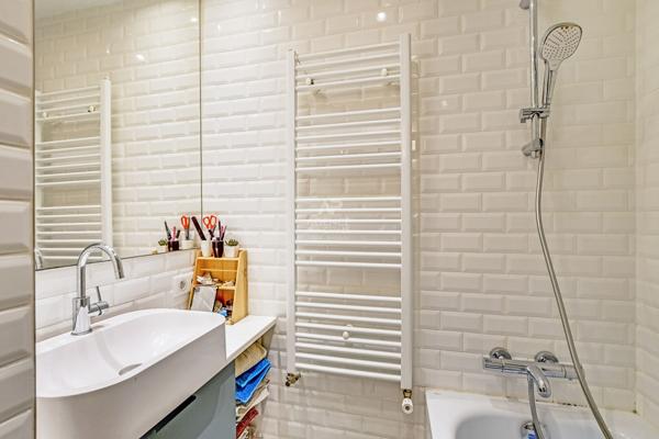 PARIS 9EME - METRO POISSONNIERE - RUE SEMARD / ANCIEN ATELIER-LOFT 1 100 000 € **  - Référence  6834-SB