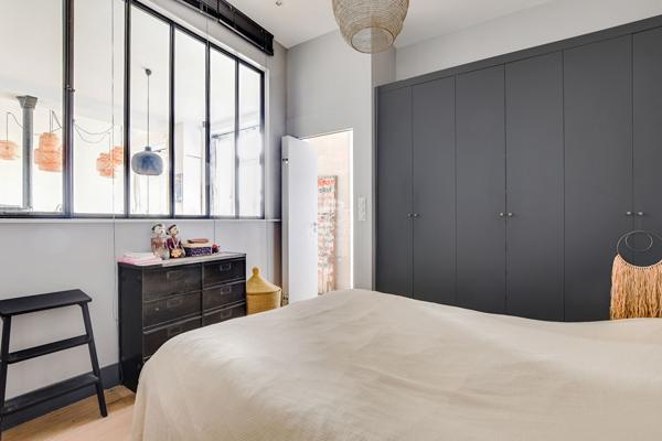 PARIS 9EME - METRO POISSONNIERE - RUE SEMARD / ANCIEN ATELIER-LOFT 1 100 000 € **  - Référence  6834-SB