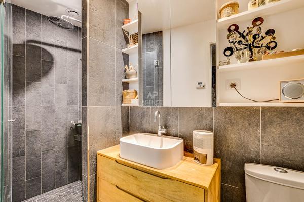 PARIS 9EME - METRO POISSONNIERE - RUE SEMARD / ANCIEN ATELIER-LOFT 1 100 000 € **  - Référence  6834-SB
