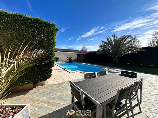 Aytré Maison familiale avec piscine, vie de plain-pied et 3 garages -141m2 469 800 € **  - Référence  FB685E