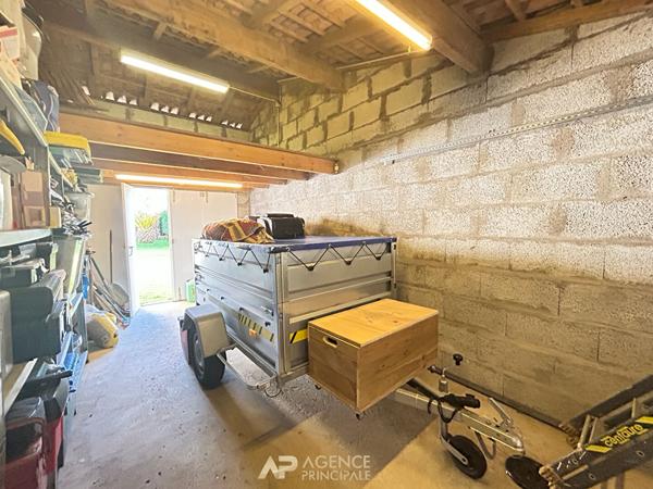 Aytré Maison familiale avec piscine, vie de plain-pied et 3 garages -141m2 469 800 € **  - Référence  FB685E