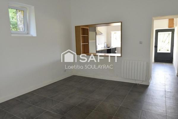 Maison de village rénovée de 108m² avec garage et jardin.