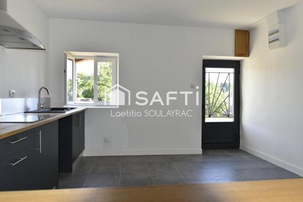 Maison de village rénovée de 108m² avec garage et jardin.