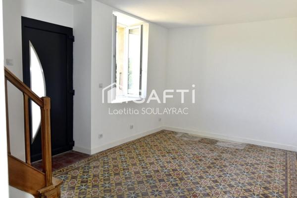 Maison de village rénovée de 108m² avec garage et jardin.