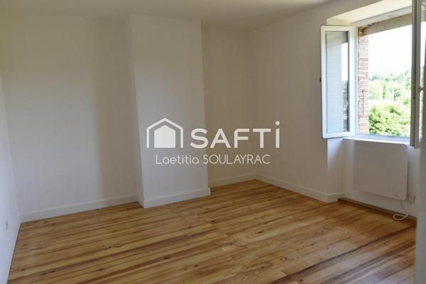 Maison de village rénovée de 108m² avec garage et jardin.