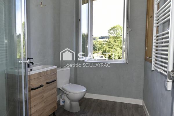 Maison de village rénovée de 108m² avec garage et jardin.