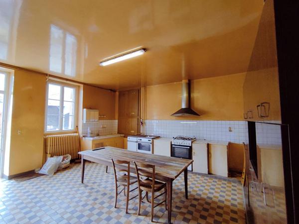 Maison de pays  4 pièces 85 m2 grandes dépendances