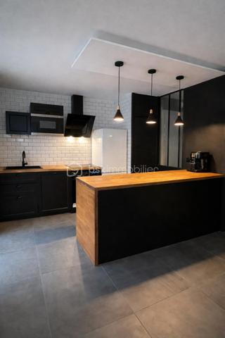 Lalande, Véritable coup de cœur pour cet appartement en rez-de-jardin, situé dans une résidence sécurisée avec piscine, au cœur du secteur recherché de Lalande.
D’une surface de 61 m² loi Carrez ce bien offre une atmosphère élégante et contemporaine. Il se compose d’une belle pièce de vie avec jolie cuisine ouverte entièrement équipée, de deux chambres avec rangements, d’une salle de bain et de WC séparés.
Côté extérieur, vous profitez d’une terrasse prolongée par un jardin privatif d’environ 70 m², entièrement clôturé, idéal pour des moments de détente en toute intimité.

L’appartement dispose de prestations de qualité : verrière, climatisation réversible, volets roulants motorisés, chauffe-eau récent. Vous bénéficiez également de deux places de stationnement, dont une en garage fermé sécurisé.
Emplacement idéal, à proximité immédiate des écoles, commerces et du périphérique, avec un accès rapide au métro ligne B et à la future ligne C, dont un arrêt se situera à quelques minutes de la résidence.
Un bien rare sur le secteur, offrant un cadre de vie privilégié entre confort intérieur et extérieur.