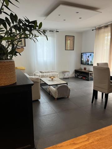 Lalande, Véritable coup de cœur pour cet appartement en rez-de-jardin, situé dans une résidence sécurisée avec piscine, au cœur du secteur recherché de Lalande.
D’une surface de 61 m² loi Carrez ce bien offre une atmosphère élégante et contemporaine. Il se compose d’une belle pièce de vie avec jolie cuisine ouverte entièrement équipée, de deux chambres avec rangements, d’une salle de bain et de WC séparés.
Côté extérieur, vous profitez d’une terrasse prolongée par un jardin privatif d’environ 70 m², entièrement clôturé, idéal pour des moments de détente en toute intimité.

L’appartement dispose de prestations de qualité : verrière, climatisation réversible, volets roulants motorisés, chauffe-eau récent. Vous bénéficiez également de deux places de stationnement, dont une en garage fermé sécurisé.
Emplacement idéal, à proximité immédiate des écoles, commerces et du périphérique, avec un accès rapide au métro ligne B et à la future ligne C, dont un arrêt se situera à quelques minutes de la résidence.
Un bien rare sur le secteur, offrant un cadre de vie privilégié entre confort intérieur et extérieur.