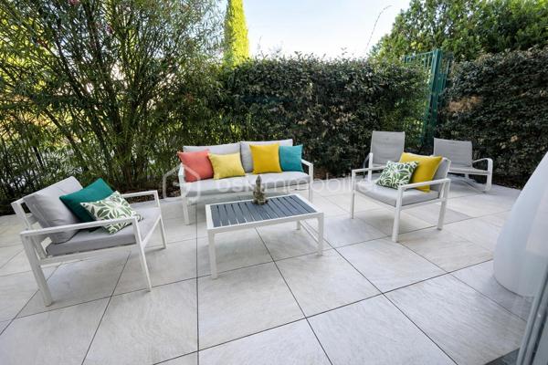 Lalande, Véritable coup de cœur pour cet appartement en rez-de-jardin, situé dans une résidence sécurisée avec piscine, au cœur du secteur recherché de Lalande.
D’une surface de 61 m² loi Carrez ce bien offre une atmosphère élégante et contemporaine. Il se compose d’une belle pièce de vie avec jolie cuisine ouverte entièrement équipée, de deux chambres avec rangements, d’une salle de bain et de WC séparés.
Côté extérieur, vous profitez d’une terrasse prolongée par un jardin privatif d’environ 70 m², entièrement clôturé, idéal pour des moments de détente en toute intimité.

L’appartement dispose de prestations de qualité : verrière, climatisation réversible, volets roulants motorisés, chauffe-eau récent. Vous bénéficiez également de deux places de stationnement, dont une en garage fermé sécurisé.
Emplacement idéal, à proximité immédiate des écoles, commerces et du périphérique, avec un accès rapide au métro ligne B et à la future ligne C, dont un arrêt se situera à quelques minutes de la résidence.
Un bien rare sur le secteur, offrant un cadre de vie privilégié entre confort intérieur et extérieur.