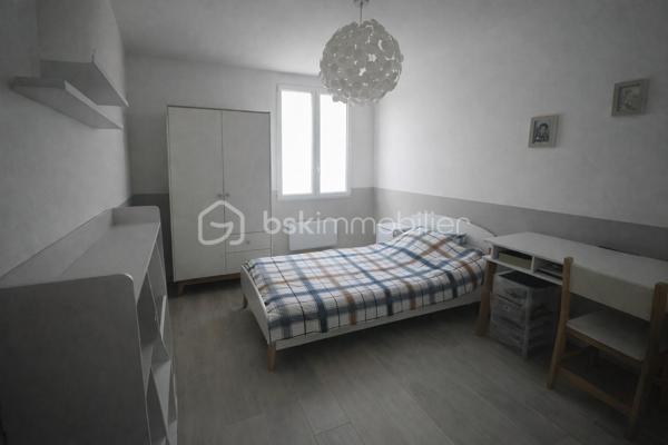 Lalande, Véritable coup de cœur pour cet appartement en rez-de-jardin, situé dans une résidence sécurisée avec piscine, au cœur du secteur recherché de Lalande.
D’une surface de 61 m² loi Carrez ce bien offre une atmosphère élégante et contemporaine. Il se compose d’une belle pièce de vie avec jolie cuisine ouverte entièrement équipée, de deux chambres avec rangements, d’une salle de bain et de WC séparés.
Côté extérieur, vous profitez d’une terrasse prolongée par un jardin privatif d’environ 70 m², entièrement clôturé, idéal pour des moments de détente en toute intimité.

L’appartement dispose de prestations de qualité : verrière, climatisation réversible, volets roulants motorisés, chauffe-eau récent. Vous bénéficiez également de deux places de stationnement, dont une en garage fermé sécurisé.
Emplacement idéal, à proximité immédiate des écoles, commerces et du périphérique, avec un accès rapide au métro ligne B et à la future ligne C, dont un arrêt se situera à quelques minutes de la résidence.
Un bien rare sur le secteur, offrant un cadre de vie privilégié entre confort intérieur et extérieur.