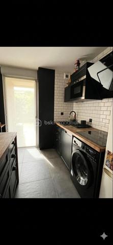 Lalande, Véritable coup de cœur pour cet appartement en rez-de-jardin, situé dans une résidence sécurisée avec piscine, au cœur du secteur recherché de Lalande.
D’une surface de 61 m² loi Carrez ce bien offre une atmosphère élégante et contemporaine. Il se compose d’une belle pièce de vie avec jolie cuisine ouverte entièrement équipée, de deux chambres avec rangements, d’une salle de bain et de WC séparés.
Côté extérieur, vous profitez d’une terrasse prolongée par un jardin privatif d’environ 70 m², entièrement clôturé, idéal pour des moments de détente en toute intimité.

L’appartement dispose de prestations de qualité : verrière, climatisation réversible, volets roulants motorisés, chauffe-eau récent. Vous bénéficiez également de deux places de stationnement, dont une en garage fermé sécurisé.
Emplacement idéal, à proximité immédiate des écoles, commerces et du périphérique, avec un accès rapide au métro ligne B et à la future ligne C, dont un arrêt se situera à quelques minutes de la résidence.
Un bien rare sur le secteur, offrant un cadre de vie privilégié entre confort intérieur et extérieur.