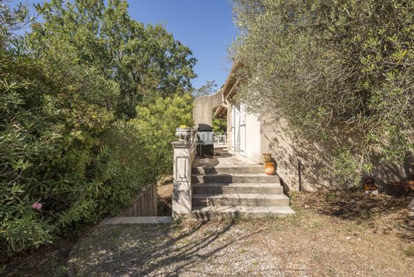 Belle maison familiale avec piscine sur 3900m2 arborés plein sud.