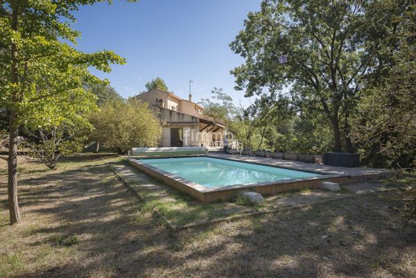 Belle maison familiale avec piscine sur 3900m2 arborés plein sud.